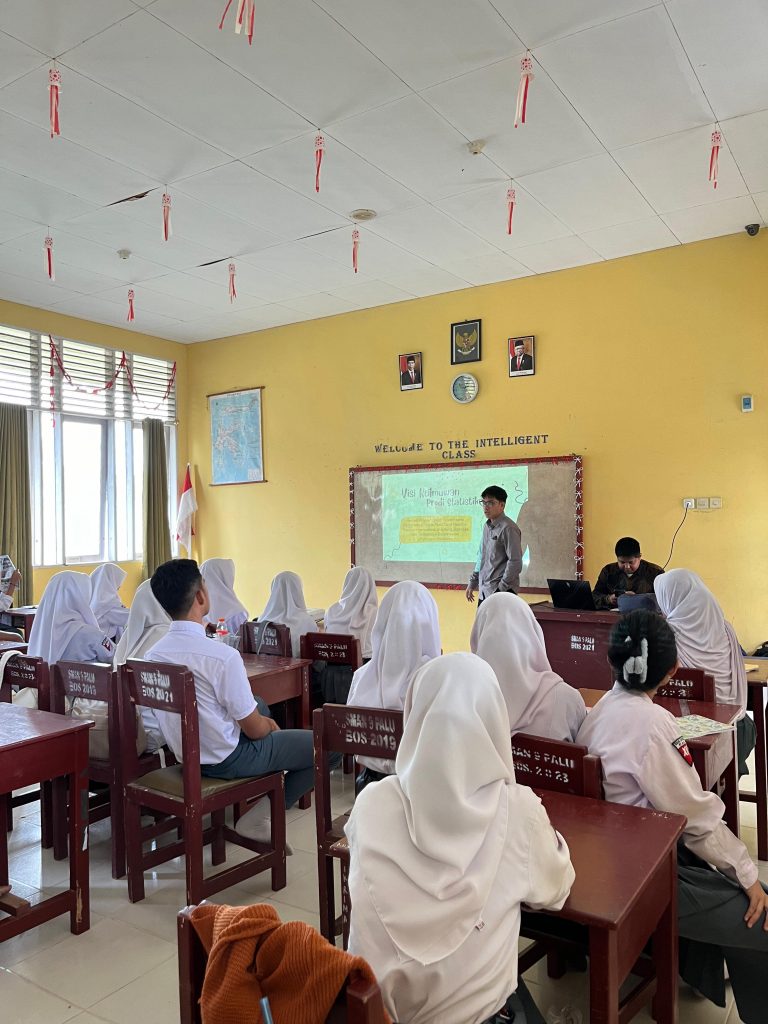 Dosen dan Mahasiswa Statistika Untad Berikan Literasi Data di SMA Negeri 9 Palu